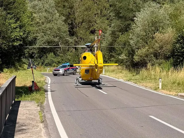 Der Rettungshubschrauber Christophorus 17 landete mitten auf der B77 zwischen Salla und Krenhof. | Foto: G. Traupmann/Rotes Kreuz Stmk.