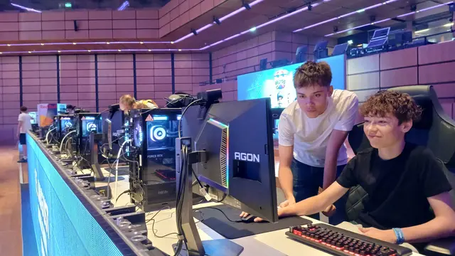 Auch für Besucherinnen und Besucher, die vorbei schauen, stehen natürlich PCs bereit. | Foto: Lennard Nitsch
