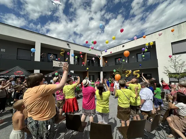 Nach der großartigen Darbietung der betreuten Personen und Mitarbeiter bildete das gemeinsame Steigenlassen der Luftballons einen stimmungsvollen und emotionalen Höhepunkt der Jubiläumsfeier. | Foto: MeinBezirk/PeterJäkel