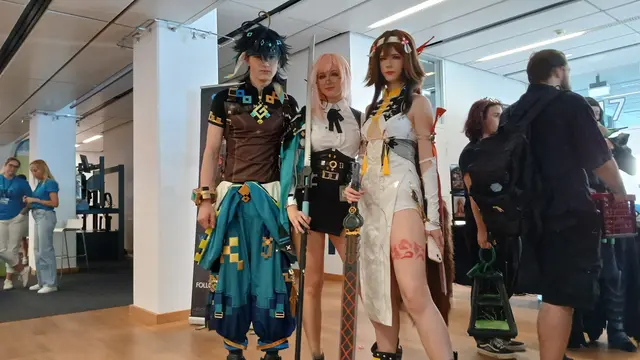 Ye shunguang (@isii.cos) und Yanagi (@kiki.cos7) aus Zenless Zone Zero sind gut bewaffnet. In der Cosplay Village holt man sich ganz einfach Tipps fürs eigene Outfit, die Artists Alley und Merch Zone bieten einem dann die benötigten Requisiten. | Foto: isii.cos / kiki.cos7 / Lennard Nitsch