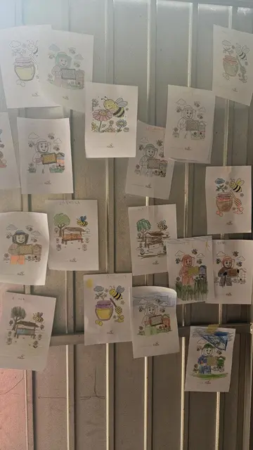 Von der Blüte aufs Brot – ein süßes Ferienabenteuer für junge Entdecker*innen!
28 neugierige Kids tauchten beim Bromberger Ferienspiel unter dem Motto „Von der Blüte aufs Brot“ am Imkereibetrieb Hubert Piribauer in die faszinierende Welt der Honigbienen ein.
Es wurde fleißig Waben entdeckelt, Honig geschleudert, Gläser abgefüllt und sogar ein Blick in den Bienenstock gewagt.
Fotocredit: Imkerei Piribauer | Foto: Martina Piribauer