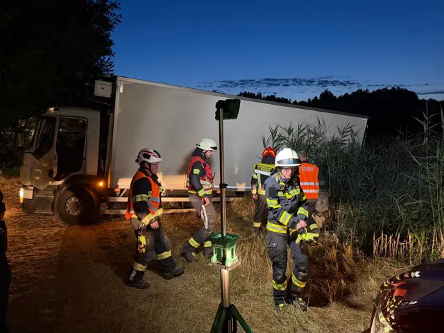 Mühevolle Bergung eines LKW´s entlang der B4. | Foto: FF Maissau