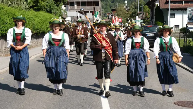 Einmarsch zum Einsatzzentrum