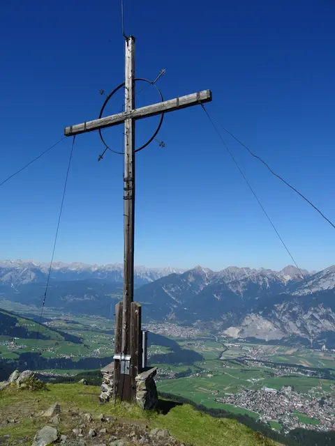 Dieses Bild kennen unzähligen Wander- und Bergfreunde: Das Gipfelkreuz am Axamer Kögele muss jetzt aber erneuert werden. | Foto: meinbezirk/Archiv