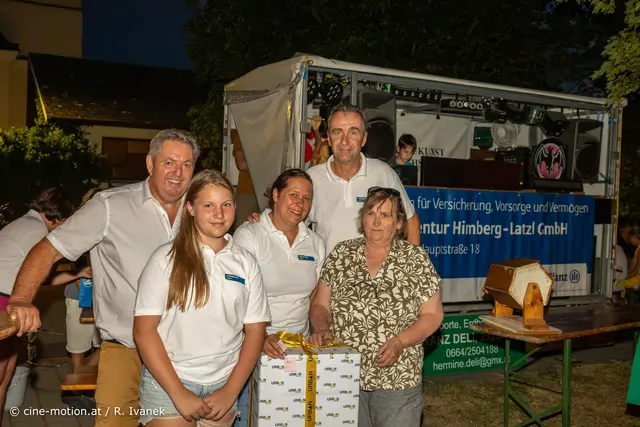 Die Hauptpreisgewinnerin des Stand-Up Padel Boards.
Mit ihr freuen sich Alfred Bauer, Laura Hoch, Sonja Spalt und Alfred Hoch (vlnr). | Foto: cine-motion.at / R. Ivanek