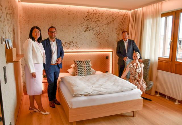 Eröffneten die 14 neuen Premium-Einzelzimmer: Elke Wagner, Bgm. Jürgen Dolesch, Johann Haberl, Daniela Haberl (von links). | Foto: Martin Wurglits