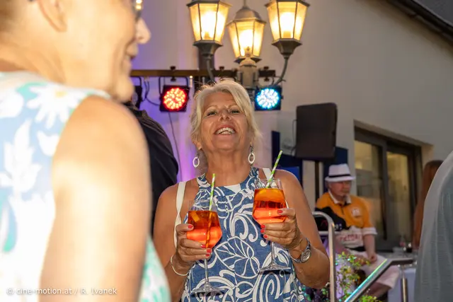 Uschi Huna - so ein Aperol-Spritz ist schon was Gutes. | Foto: cine-motion.at / R. Ivanek