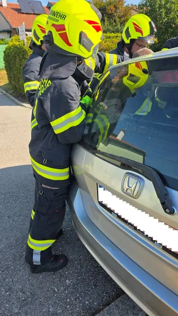 Die Feuerwehr Riedlingsdorf befreite ein Kleinkind aus .einem in der prallen Sonne stehenden Auto  | Foto: Feuerwehr Riedlingsdorf