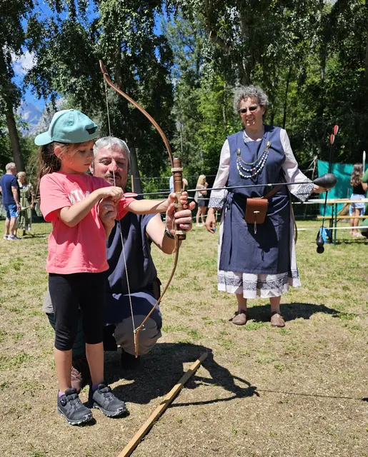 Bogenschießen unter fachkundiger Anleitung. | Foto: Roland Pargger