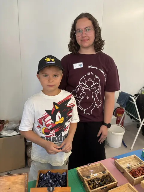 Luca durfte sich einen Stein bei Sophie im Shop aussuchen.  | Foto: Martina  Schweller