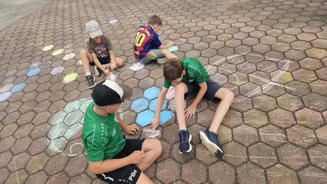 Von der Blüte aufs Brot – ein süßes Ferienabenteuer für junge Entdecker*innen!
28 neugierige Kids tauchten beim Bromberger Ferienspiel unter dem Motto „Von der Blüte aufs Brot“ am Imkereibetrieb Hubert Piribauer in die faszinierende Welt der Honigbienen ein.
Es wurde fleißig Waben entdeckelt, Honig geschleudert, Gläser abgefüllt und sogar ein Blick in den Bienenstock gewagt.
Fotocredit: Imkerei Piribauer | Foto: Martina Piribauer