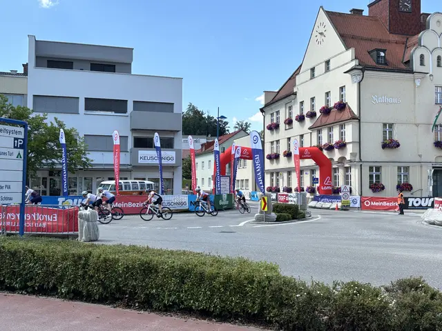 Beim Boxenstop in der Rathauskurve feuern Besucher die vorbeifahrenden Radfahrer an.