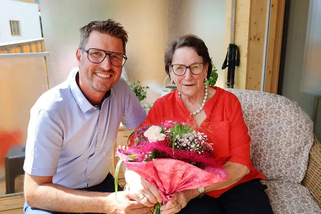 Herzliche Glückwünsche zum 90. Geburtstag: Bgm. Christian Härting überreichte Herlinde Glatz einen Blumenstrauß im Namen der Marktgemeinde. | Foto: MG Telfs/Hackl