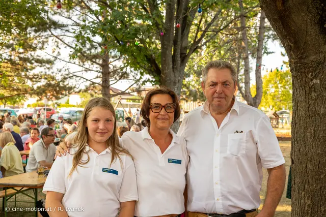 Laura Hoch mit Mama Elvira Hoch (die beiden übernahmen den Losverkauf neben Organisationstätigkeiten) und Karl Bauer (vlnr). | Foto: cine-motion.at / R. Ivanek
