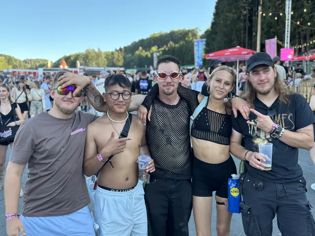 Zwischen auffälligen Outfits, Bass und hervorragender Stimmung. | Foto: MeinBezirk Salzburg