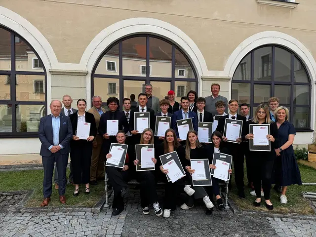 1. Reihe: Sophie Wolf, Selina Killek, Olivia Lukas, Nina Handlfinger, Julia Weißinger
2. Reihe: Direktor Johann Pollak, Lara Ehrenberger, Philip Hornisch, Julian Lind, Tobias Kirchner, Mark Ertl, David Wanko, Johannes Ratteneder, Elias Moser, Tim Kattner, Vanessa Koller, Elias Denk, Karin Halmetschlager
3. Reihe: Markus Fuchs, Fritz Katzettl, Nico Ellmauer, Johann Ungersböck, Elisabeth Mautner, Monika Taurok, Direktor Werner Kraus (v.l.). | Foto: LBS Schrems