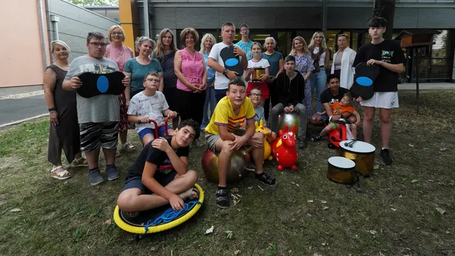 Schüler:innen und das Pädagogenteam der Allgemeinen Sonderschule Fürstenfeld mit Direktorin Martina Strobl. | Foto: Waltraud Wachmann