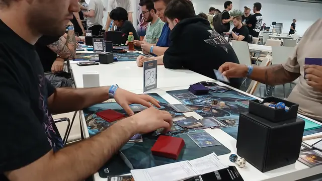 Das Riftbound-Turnier am Austrian Esports Festival ist am Samstag für alle offen. Morgen, am Sonntag dem 12. Juli, spielen dann die Top 32 bestplatzierten Spielerinnen und Spieler vom Vortag um den großen Preis. | Foto: Lennard Nitsch
