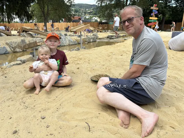 Jakob und Johanna Schenner mit Papa, ich war mit der kleinen unterwegs und hab nur im Trockenen gegraben. Jakob und meine Frau Sonja war überall unterwegs! | Foto: Martina  Schweller