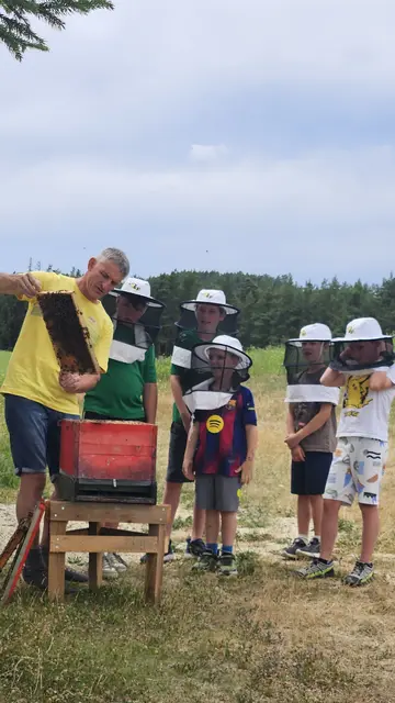 Von der Blüte aufs Brot – ein süßes Ferienabenteuer für junge Entdecker*innen!
28 neugierige Kids tauchten beim Bromberger Ferienspiel unter dem Motto „Von der Blüte aufs Brot“ am Imkereibetrieb Hubert Piribauer in die faszinierende Welt der Honigbienen ein.
Es wurde fleißig Waben entdeckelt, Honig geschleudert, Gläser abgefüllt und sogar ein Blick in den Bienenstock gewagt.
Fotocredit: Imkerei Piribauer | Foto: Martina Piribauer