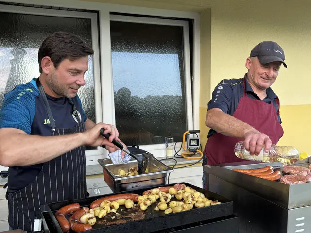 Martin Taschler und Gernot Kröpfl sorgten die Grillspezialitäten. | Foto: MeinBezirk/Michael Strini