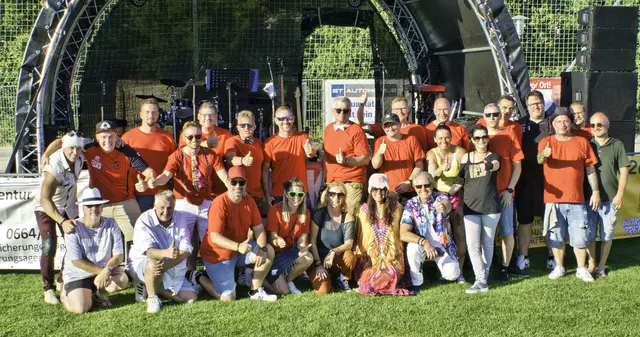 Obmann des ASK- Oberwaltersdorf, Roland Herzog, mit den gesamten Team und Förderern des mittlerweile traditionellem Oberwaltersdorfer Musik- Open Air Festes | Foto: Markus Achleitner