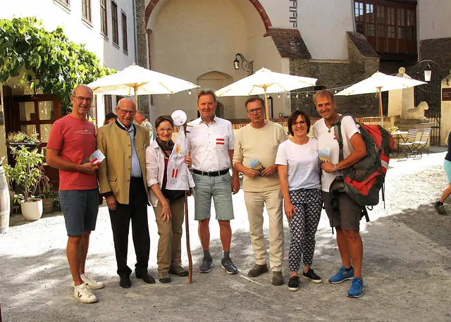 Start zur 3. Etappe des Peacewalks - mit Werner Glösl (KBB-Eventmanager), Andreas Bardeau (Schlösserstraße), Monika Petanovitsch, Karl Moharitsch, ACP-Präsident Norbert Darabos, Marion Bieler und Johannes Aschauer, dem Erfinder des Jerusalemweges. | Foto: Peter Seper