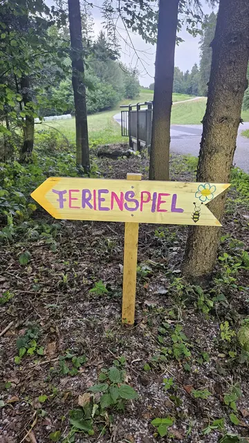 Von der Blüte aufs Brot – ein süßes Ferienabenteuer für junge Entdecker*innen!
28 neugierige Kids tauchten beim Bromberger Ferienspiel unter dem Motto „Von der Blüte aufs Brot“ am Imkereibetrieb Hubert Piribauer in die faszinierende Welt der Honigbienen ein.
Es wurde fleißig Waben entdeckelt, Honig geschleudert, Gläser abgefüllt und sogar ein Blick in den Bienenstock gewagt.
Fotocredit: Imkerei Piribauer | Foto: Martina Piribauer