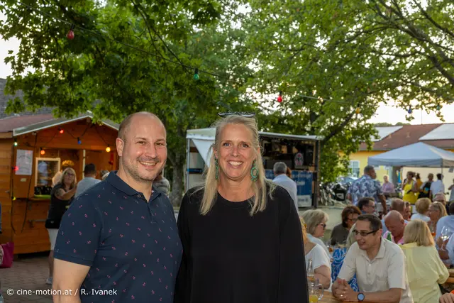 Paul Frühling wird freudig von Vera Sares begrüßt (vlnr). | Foto: cine-motion.at / R. Ivanek