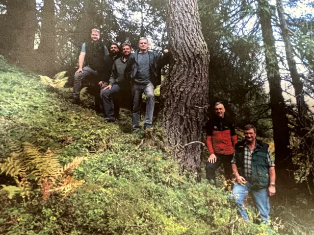 Lokalaugenschein der Organisatoren bei der Lärche im Axamer Wald: Matthias Saurer, Martin Fagschlunger, Thomas Drosg, Christian Holzknecht, Heinz Gatscher und Peter Bucher (v.l.n.r.) | Foto: E. Saurer