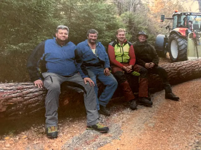 Das "Fällteam" nach getaner Arbeit mit dem 9-Meter-Bloch. | Foto: E. Saurer