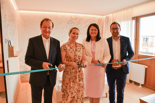Bei der Eröffnung der neuen Premium-Einzelzimmer: Johann Haberl, Daniela Haberl, Elke Wagner, Bgm. Jürgen Dolesch (von links). | Foto: Martin Wurglits