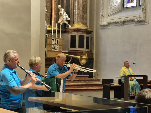 Eine Besonderheit: Die Edlseer umrahmen die Heilige Messe | Foto: Andrea Stelzer