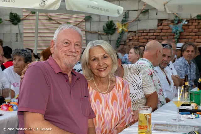 Hermann und Veronika Vacha am Tisch der Dorferneuerung. | Foto: cine-motion.at / R. Ivanek