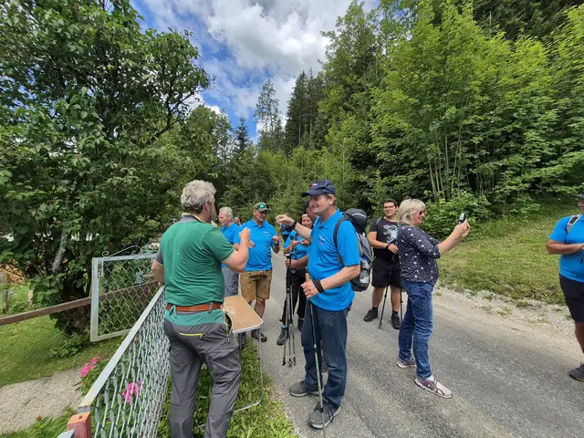 Auch Privatpersonen schenkten Schnapserl aus | Foto: Andrea Stelzer