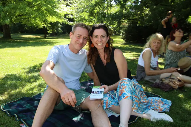 Gemütlich machten es sich Martina Trummer und Christoph.