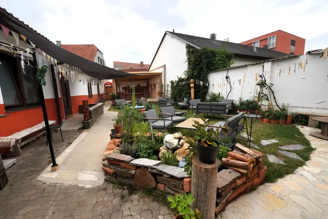 Liebevoll gestalteter Innenhof mit Bühne für Kleinkunst im Hintergrund. | Foto: Waltraud Wachmann