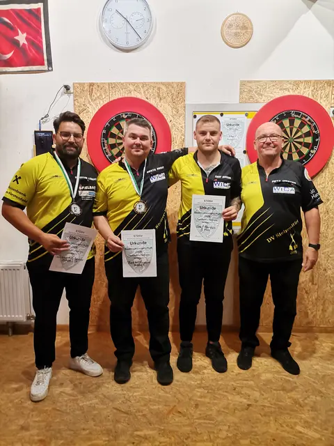 Vizebezirksmeister Valentino Lehnert, Bezirksmeister Armin Bekto und der Drittplatzierte Markus Graf mit DC Stelzerwirt Obmann Werner Petz (v . l. ). | Foto: DC Stelzerwirt