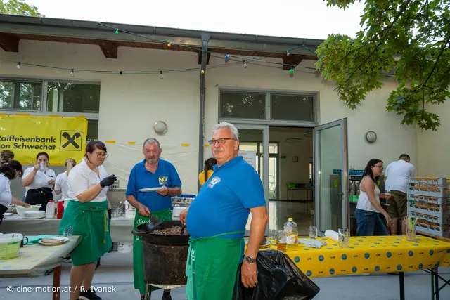 Martin Schmid (Obmann Seniorenbund Velm) und Helmut Juszt (zeigt uns Bauchansatz nach großem Blunzengröstl) (vlnr). | Foto: cine-motion.at / R. Ivanek
