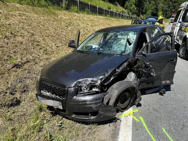 Auf der B186 in Längenfeld kam es zu einem schweren Verkehrsunfall mit zwei Motorrädern und einem Pkw. | Foto: ZOOM.TIROL