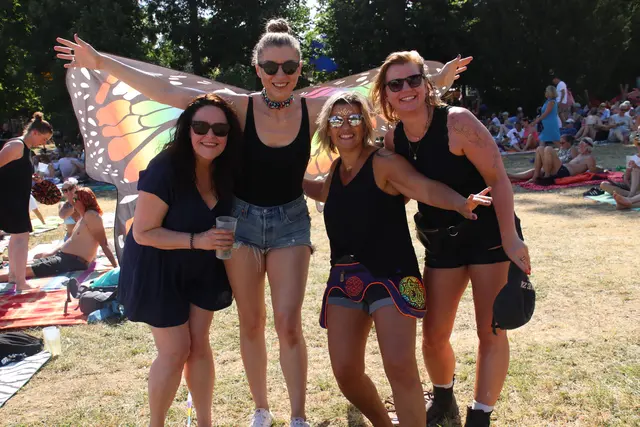 Sommerliche Stimmung, mitreißende Musik und ein buntes Rahmenprogramm machten den Butterfly Dance zu einem Treffpunkt für Festivalfans. Bis in die Abendstunden wurde gefeiert und die einzigartige Atmosphäre genossen. | Foto: Sandra Koeune / MeinBezirk
