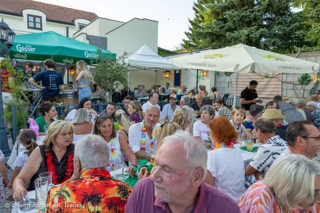 Gastgarten gut gefüllt mit Karibik-Schmuck auf Tischen und Wänden. | Foto: cine-motion.at / R. Ivanek