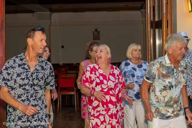 Aufmerksames Beobachten der Tanzschritte von Veronica: Robert Vanicek mit Gattin Sonja (ganz links vorne). | Foto: cine-motion.at / R. Ivanek