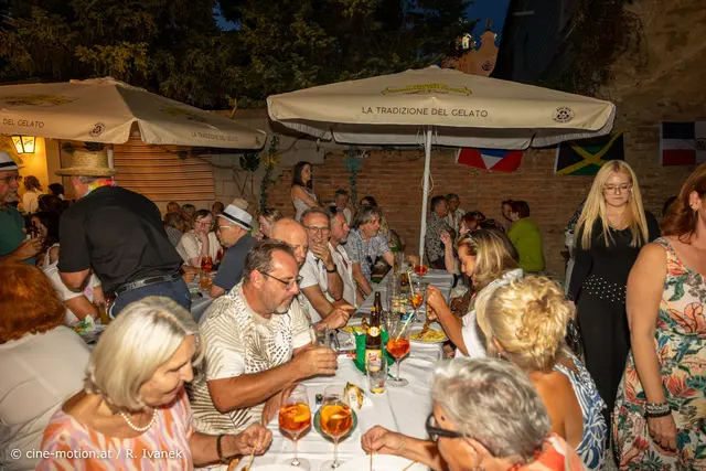 Tisch der Dorferneuerung, die bei Cocktails und Bier ihre ersten Speisen genossen. | Foto: cine-motion.at / R. Ivanek