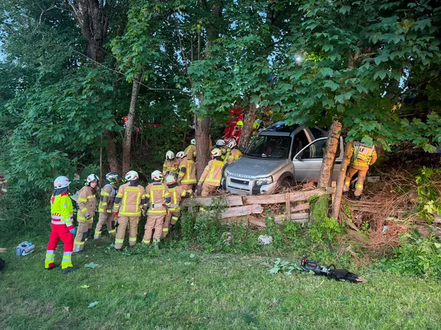 Ein Pkw machte sich am Freitag auf einem Parkplatz in Ebbs selbständig. Eine Frau wurde bei dem Unfall eingeklemmt und musste ins Krankenhaus geflogen werden. | Foto: ZOOM.Tirol