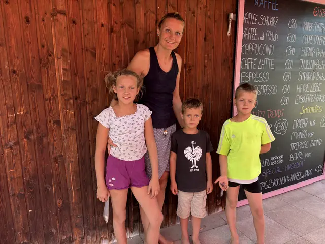 Sandra Taler- Kerschner mit Marie, Elias und Matheo 
Es ist aufregend Steine zu finden.  | Foto: Martina  Schweller