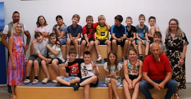  Die Schülerinnen und Schüler der VS Frauental zeigten sich bei der Hörspielaufnahme als wahre Profis, davon konnten sich auch Bgm.Bernd Hermann und VS Direktorin Nicole Koch-Reißer überzeugen
 | Foto: VS Frauental