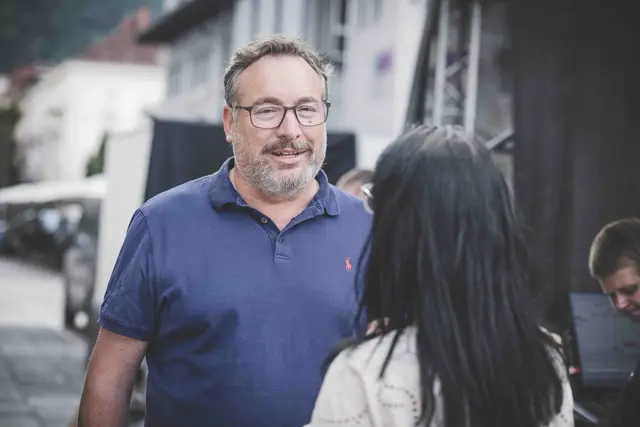 eine Frau interviewt einen Mann