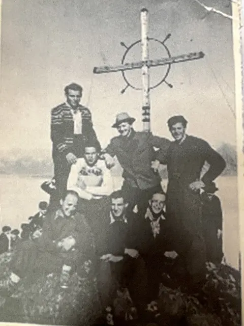 Eine historische Aufnahme jener Männer, die im Jahre 1950 das Gipfelkreuz am Kögele errichtet wurde. | Foto: Archiv