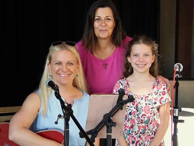 Julia Wisser, Waltraud Hofer und Valerie Wisser. verabschiedeten die Teilnehmerinnen und Teilnehmer am Peacewalk musikalisch. | Foto: Peter Seper